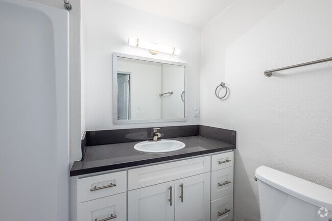 2BR, 2BA - 950SF - Primary Bathroom