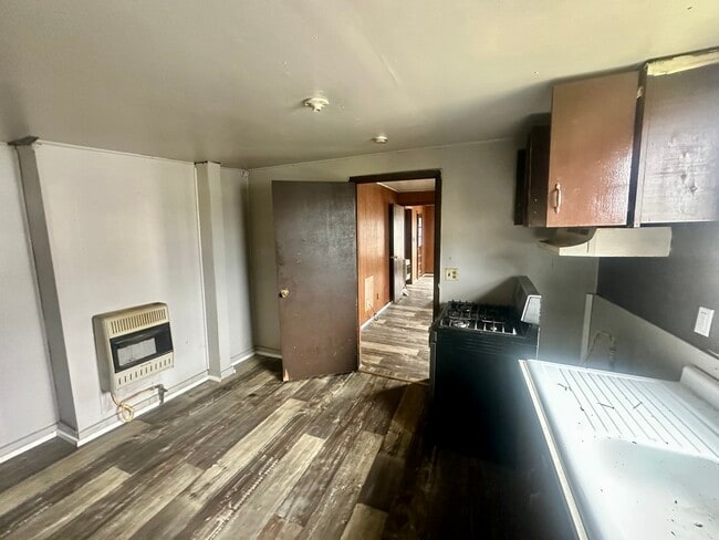 Photo - 718 18th St N