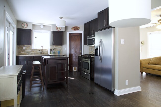 Photo - 6136 Victoria Ave