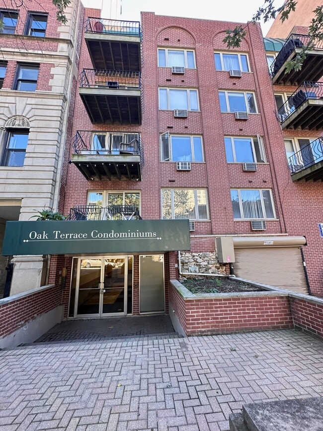 Building Photo - 435 W Oakdale Ave Unit 2E