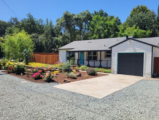 Building Photo - Super Cute Cottage on Large Lot in Quiet Area