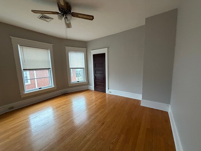 Photo - 2216/2218 Memorial Ave SW Unidad 2218 Memorial Ave SW Upper