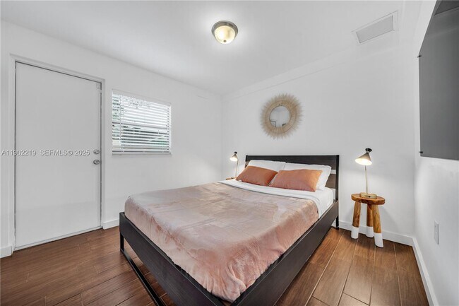 Photo - 710 NE 141st St