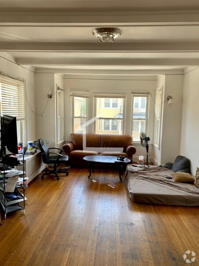 Building Photo - Big 6-Bed 2-Bath Comm Ave Allston/Brighton Rental