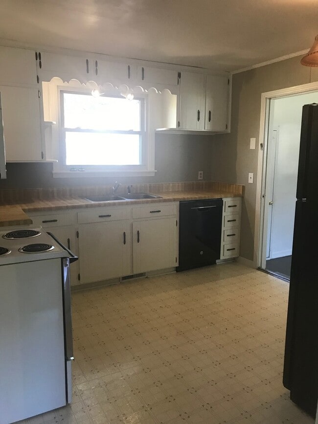 Photo - 3 Bedroom Pet Friendly Home For Rent!