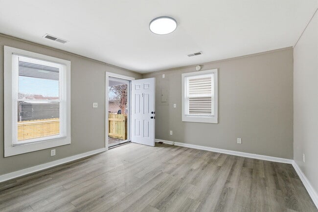 Photo - 308 E 7th St