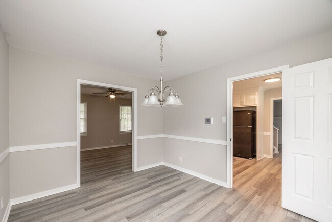 Photo - Beautifully Renovated 4-Bedroom Home in Ch...