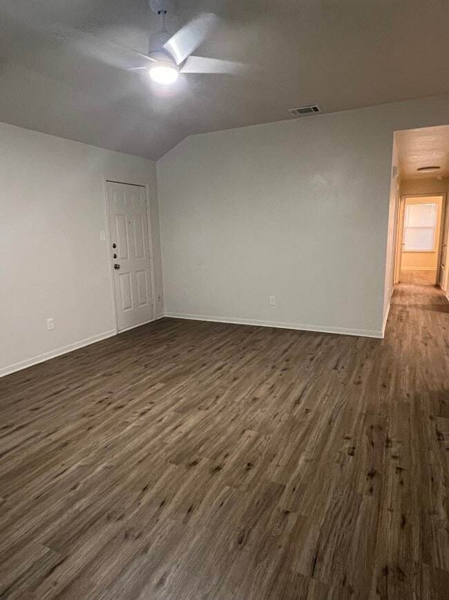 Photo - 409 Topeka Ct