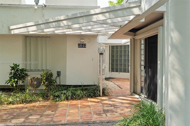 Building Photo - 5845 SW 88th St Rental