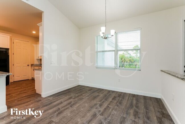 Photo - 741 Chestnut St E