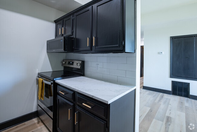 2BR, 1BA - 950SF