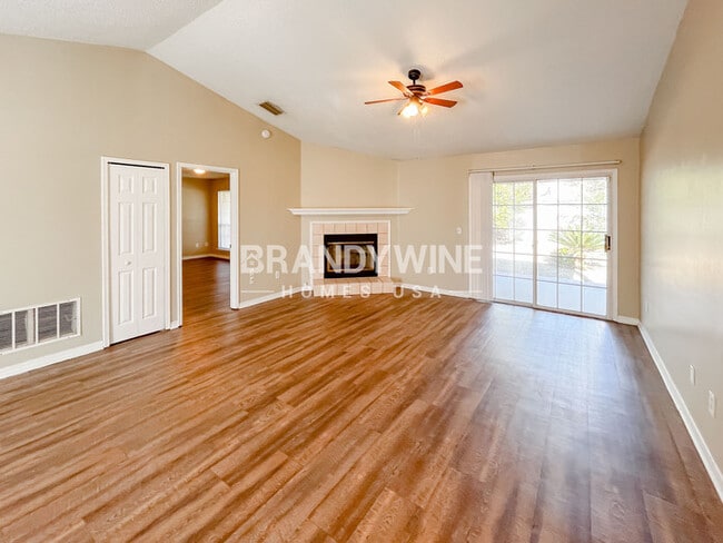 Photo - 8145 Mactavish Way W