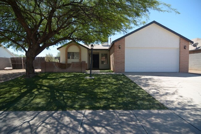 Building Photo - Updated 3 Bedroom 2 Bath Home! Located in Convenient South Tucson Location!
