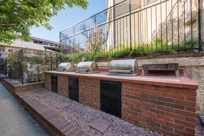 Photo - Montrose Villa Apartments