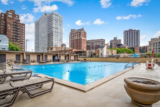 Building Photo - 655 W Irving Park Rd Unit 2109