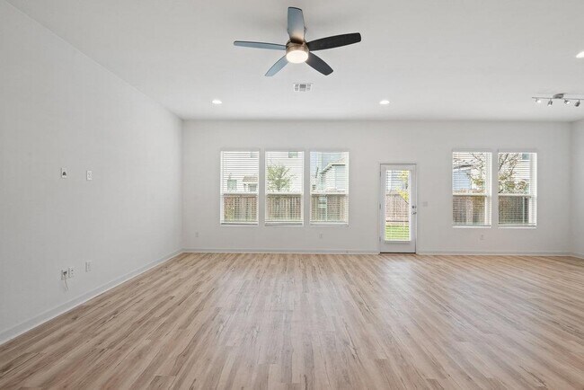 Photo - 15100 Forum Ave