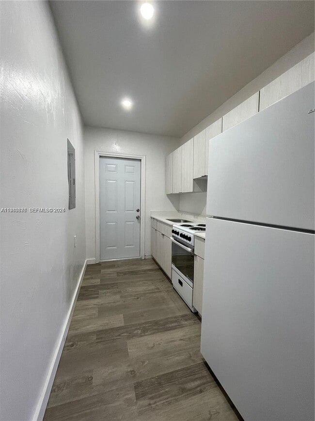 Photo - 7600 Dickens Ave Unidad 3