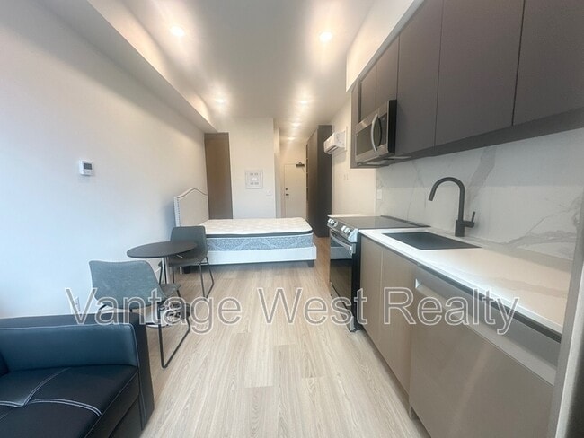 Photo - 720-720 K. L. O. Rd