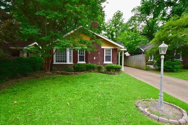 Building Photo - DARLING charmer with 3 beds and 2 baths near the U of M.