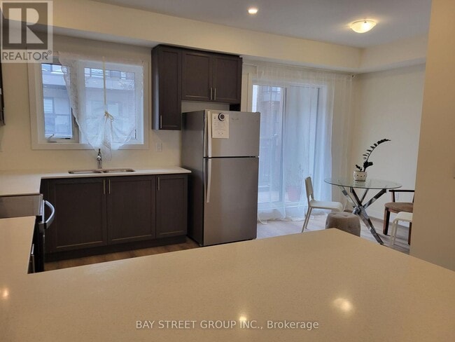 Photo - 1695 Dersan St