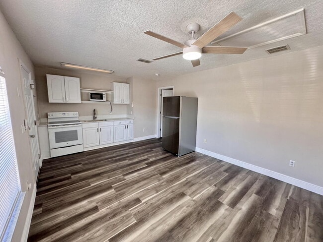 Building Photo - Cozy 1 Bed / 1 Bath Unit B