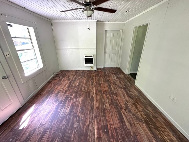 Photo - 1 Bedroom- 1 Bathroom- (with bonus room) House in Shannon!