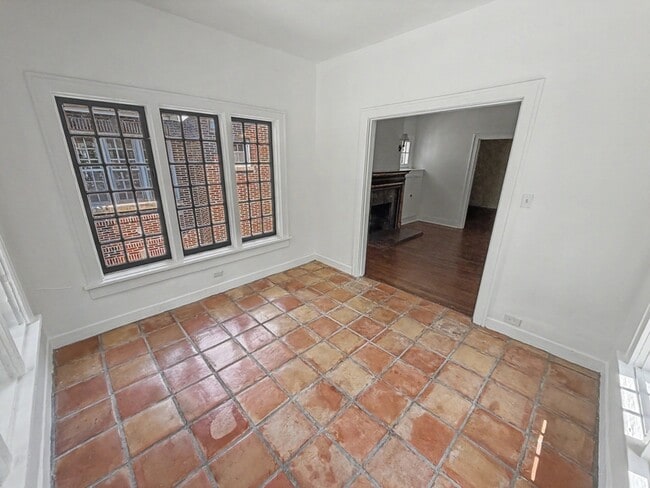 340 N McLean Blvd Unit 4