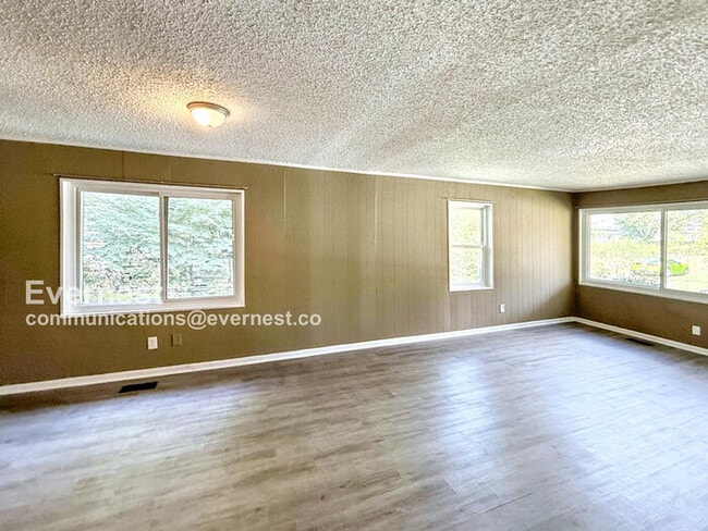 Photo - 109 22nd Ave W