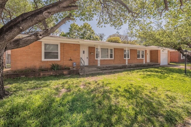 Photo - 3-Bedroom in Westworth Village!