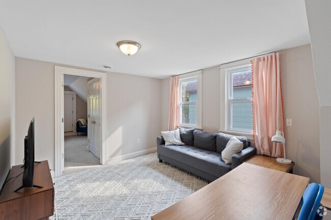 Building Photo - 3 Bedroom Bungalow in Riverwest Rental