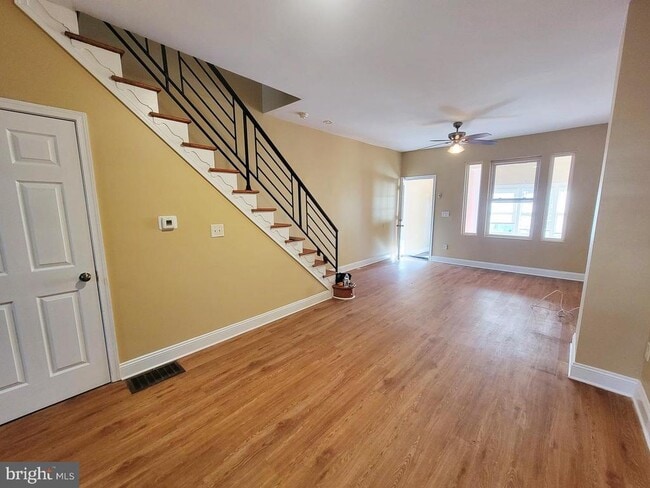 Photo - 923 E Schiller St