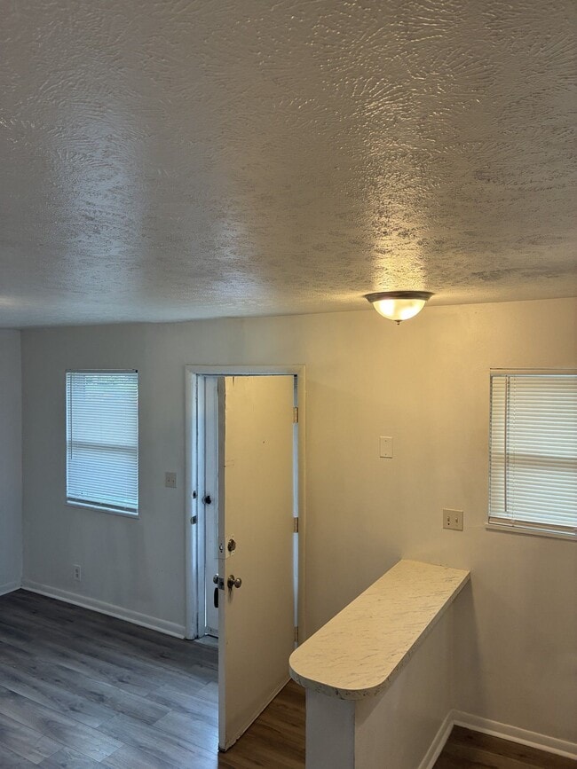 Photo - Off of Preston Hwy Affordable 1 bed/1 bath apartments off