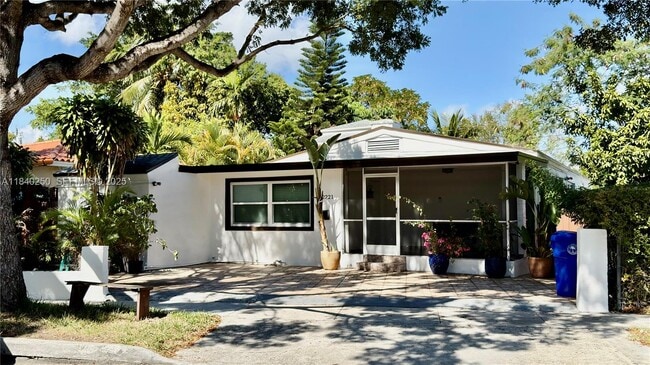 Building Photo - 2221 SW 26th Ln Unit 2