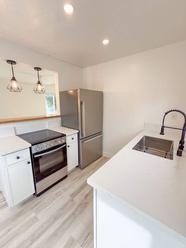 Building Photo - 4211-4219 Jewell Unit 4211