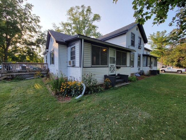 Photo - 639 N Main ST