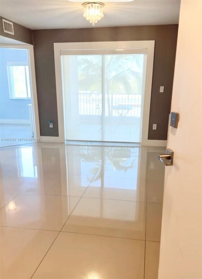 Photo - 637 SW 3rd St Unidad 304