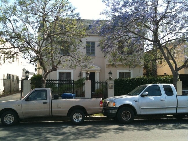 Building Photo - 8372 1/2 Blackburn Ave Unit 8372 1/2 Blackburn