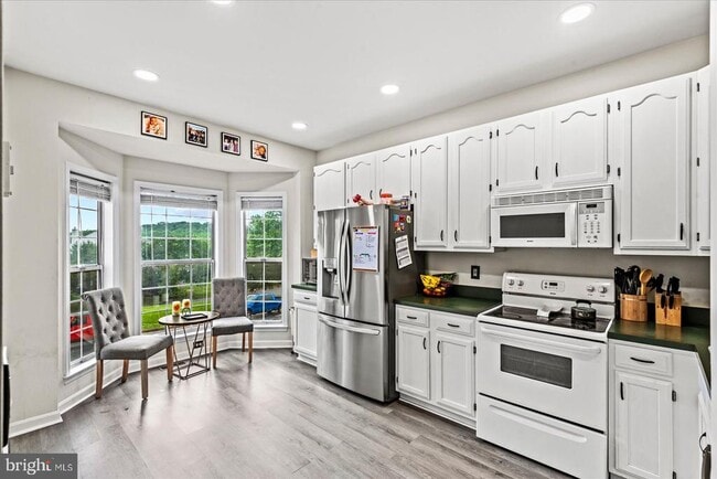 Photo - 506 Ben Neuis Pl