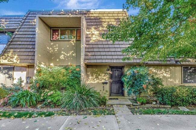Building Photo - Recently updated spacious 3 bedroom 2.5 bath townhome available soon