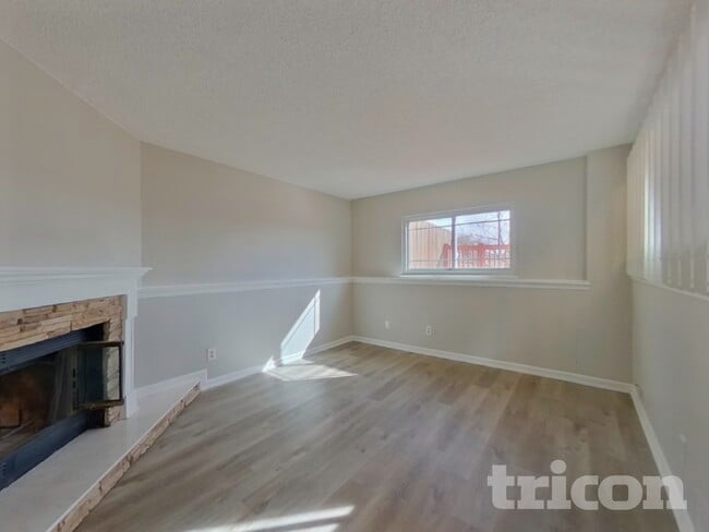 Photo - 628 Longfellow Ln