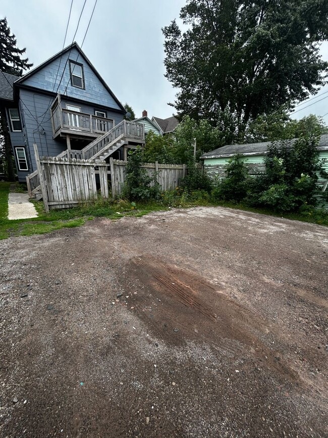 1209 N 16th St Unit 1209 N 16th St - Upper
