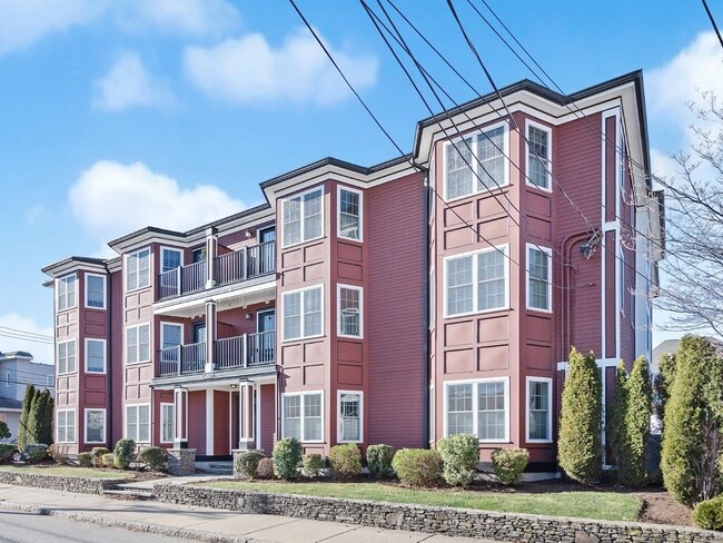Building Photo - 32 Common St Unit 2-3