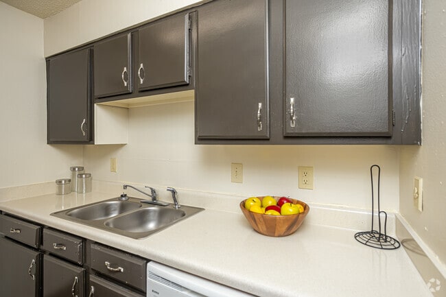 2BR, 1.5BA - 936SF - Park Place Apartments