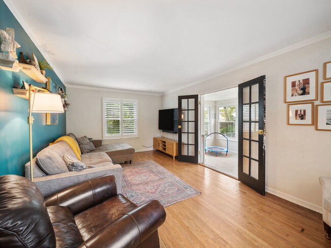 Photo - 122 E Crescent Ave