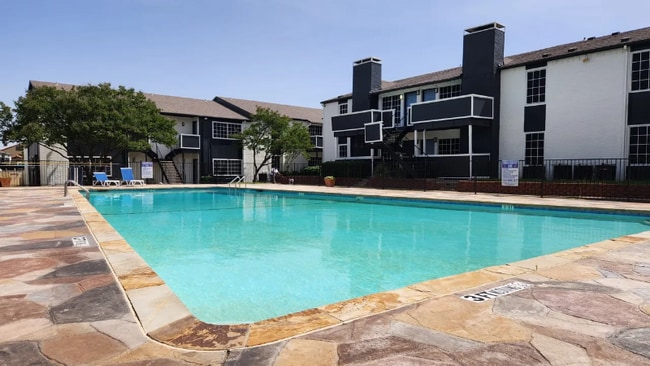 Photo - 13740 Montfort Dr Unidad Studio