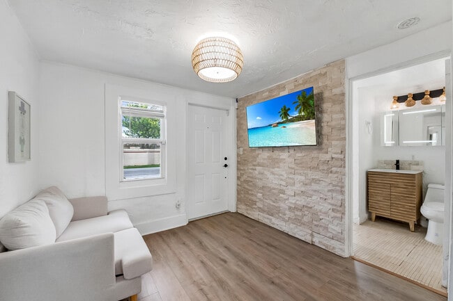 Photo - 308 SW 1st St