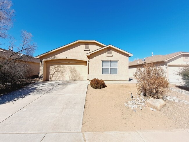 Building Photo - 3 bed 2 bath home in Huning Ranch. Great Yard