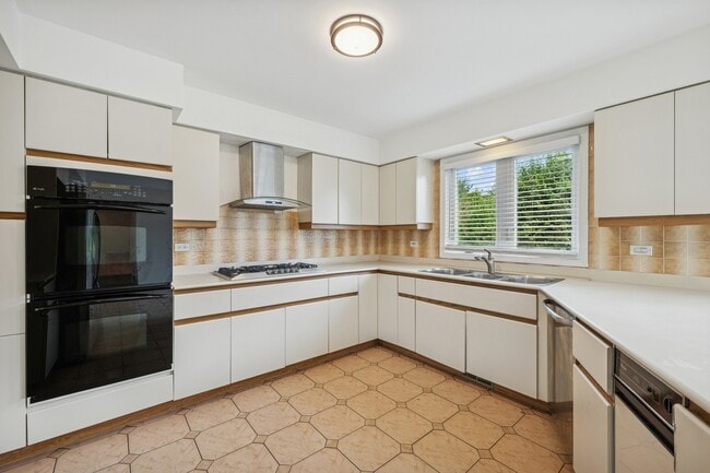 Photo - 2175 Kipling Ln