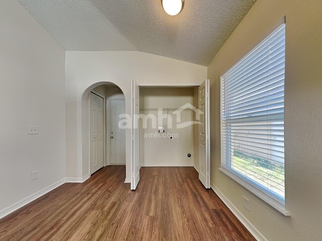 Photo - 914 Stallion Way