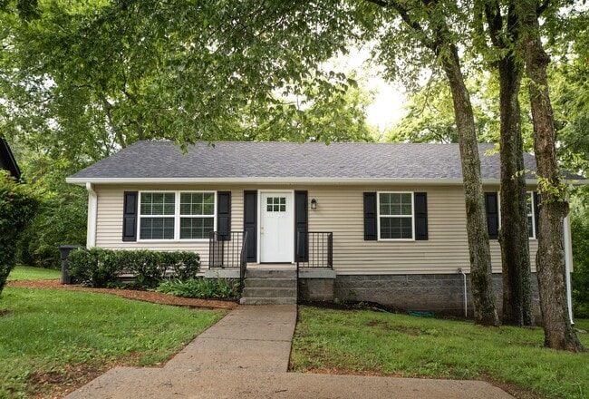 Building Photo - 3 Bed, 2 Bath Home in Walking Distance to ...